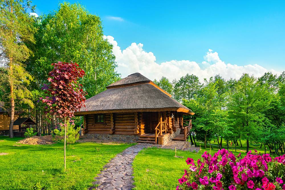 Przewodnik po aktywnościach outdoorowych wokół Twojego domku w lesie z sauną i jacuzzi