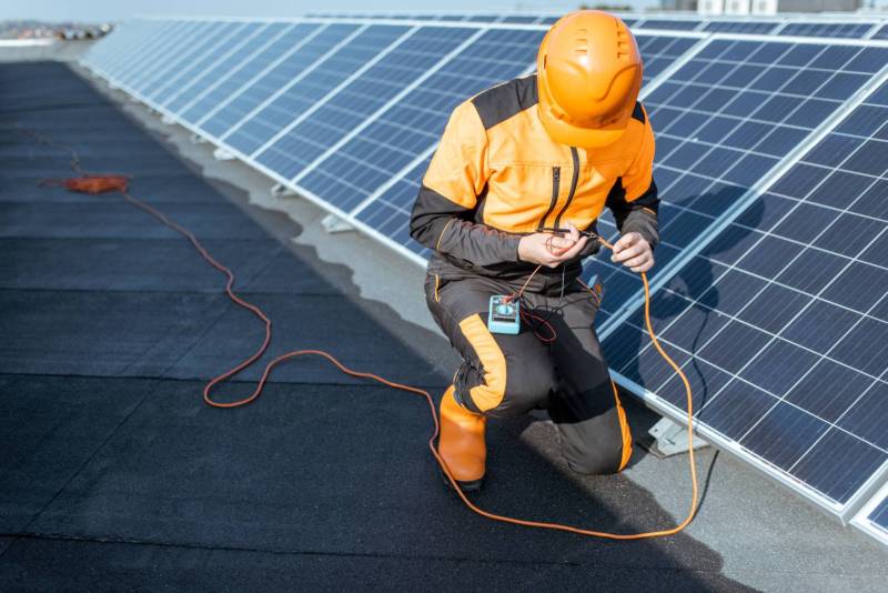 Fotowoltaika w przemyśle: Jak przedsiębiorstwa mogą korzystać z energii słonecznej?